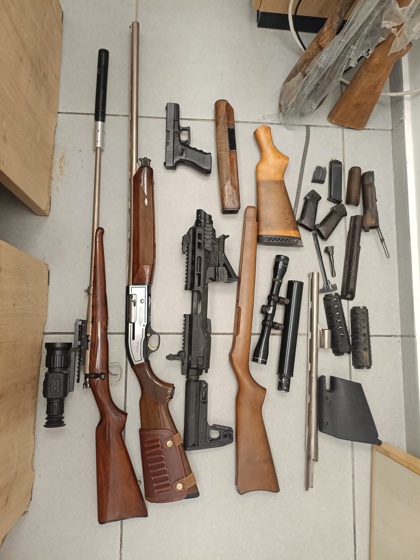 רובי ציד מאחורי הרפת: השלל הכבד שמצאו השוטרים הותיר אותם בהלם