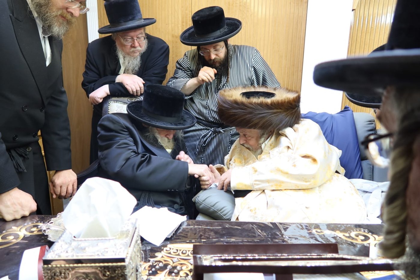 האדמו"ר מטשערנוביל בביקור אצל האדמו"ר מתולדות אברהם יצחק