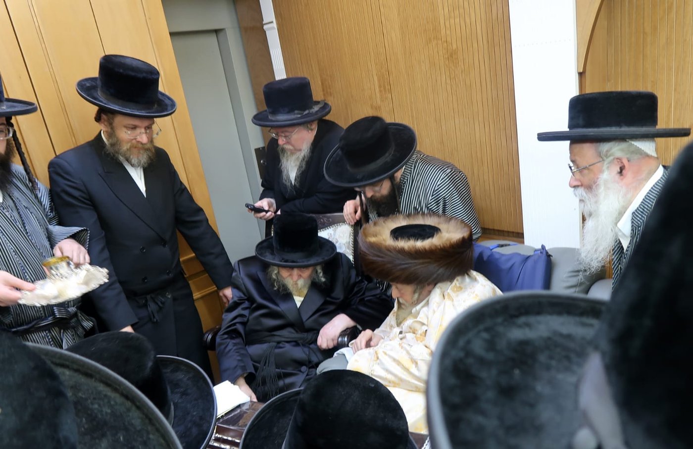 האדמו"ר מטשערנוביל בביקור אצל האדמו"ר מתולדות אברהם יצחק