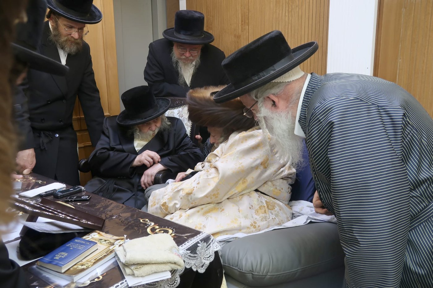 האדמו"ר מטשערנוביל בביקור אצל האדמו"ר מתולדות אברהם יצחק