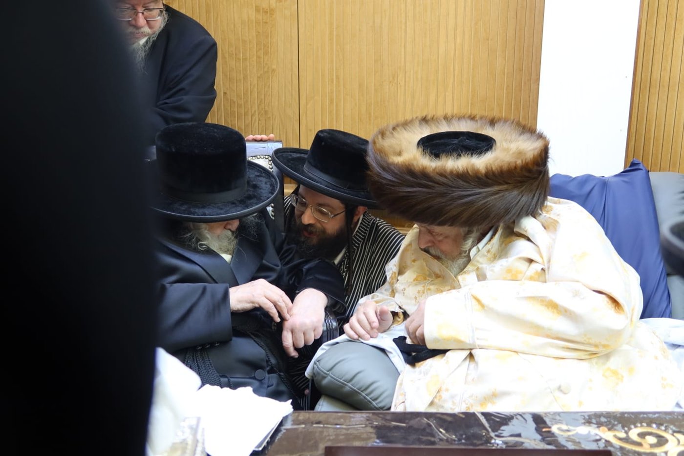 האדמו"ר מטשערנוביל בביקור אצל האדמו"ר מתולדות אברהם יצחק