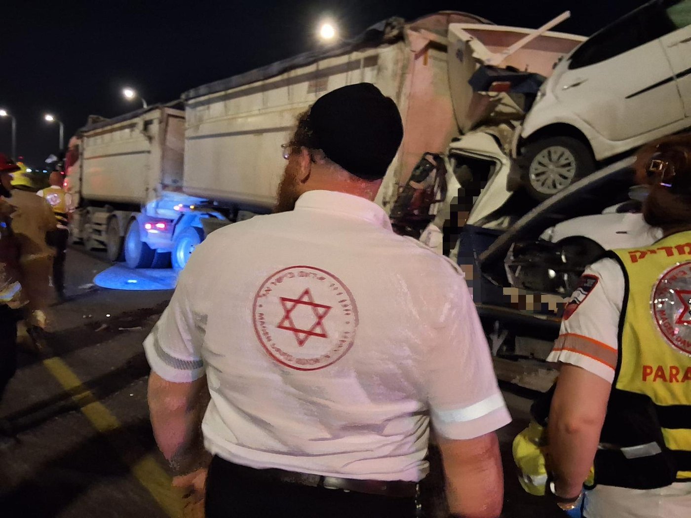 לילה קטלני בכבישים: נהג גרר נהרג במחלף יבנה ופצועה קשה ביקנעם עילית