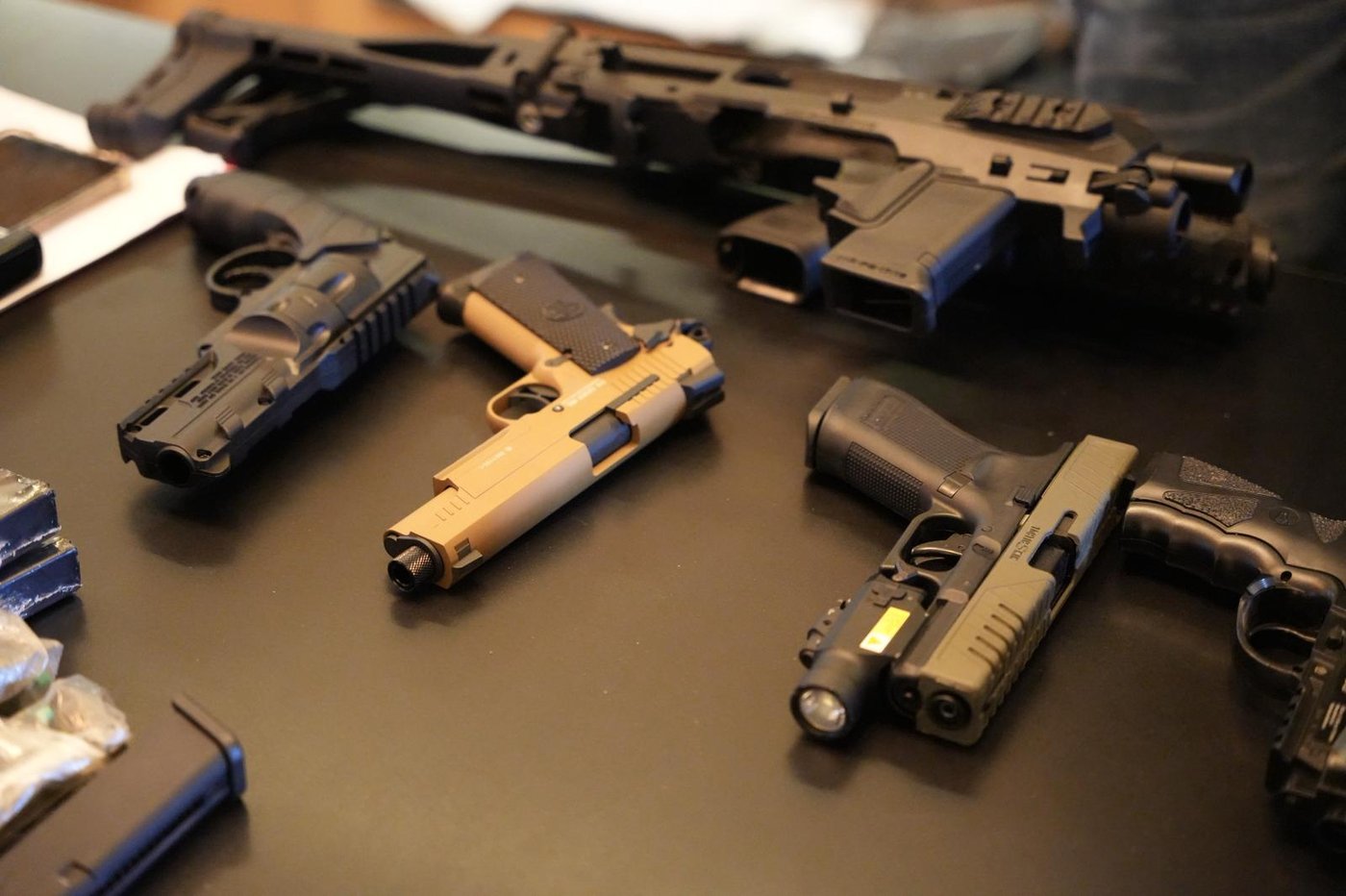 נעצר "על חם": שוטר סמוי חשף סוחר נשק שהדריך לקוחות להסבה קטלנית