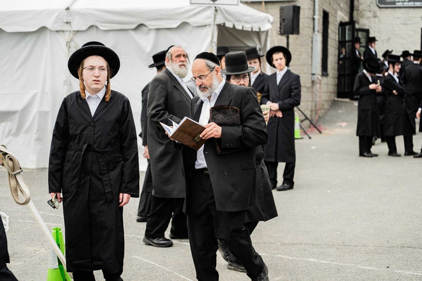 המונים בעליה לציון ביומא דהילולא