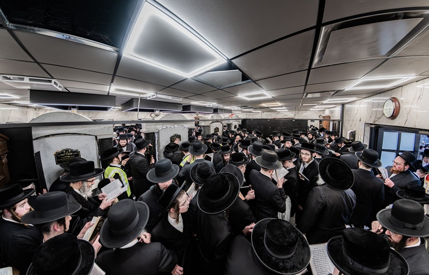 המונים בעליה לציון ביומא דהילולא