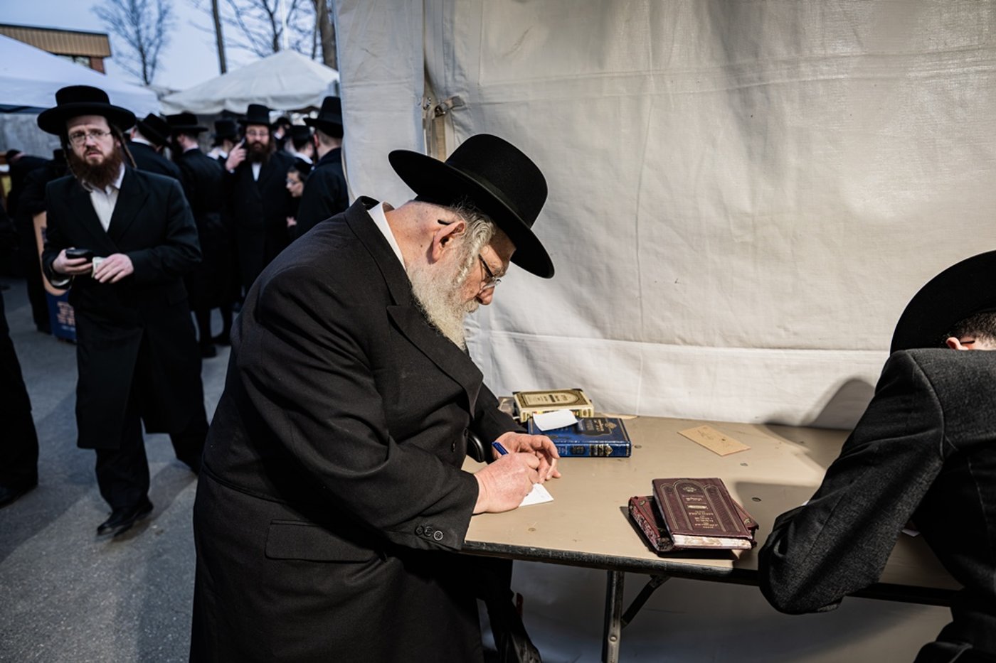 המונים בעליה לציון ביומא דהילולא