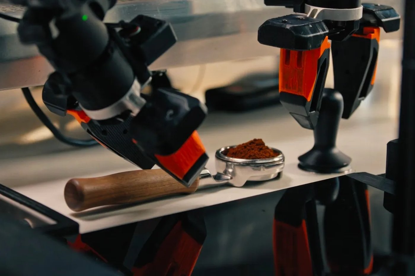 הזרועות הרובוטיות במשימת הכנת קפה שלא הוכשרו אליה