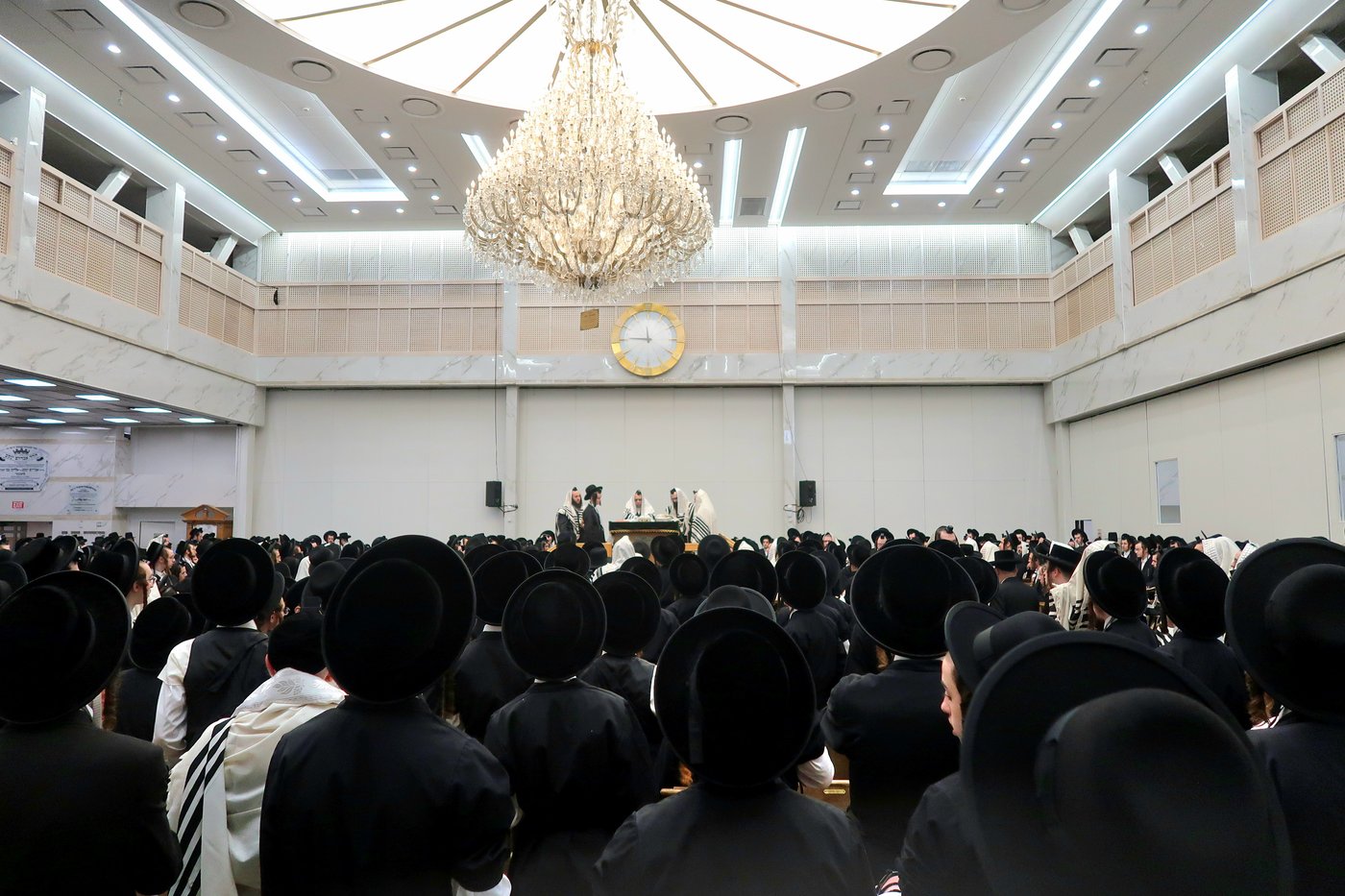 האדמו"ר מסאטמר בתפילת שחרית ולחיים ביומא דהילולא