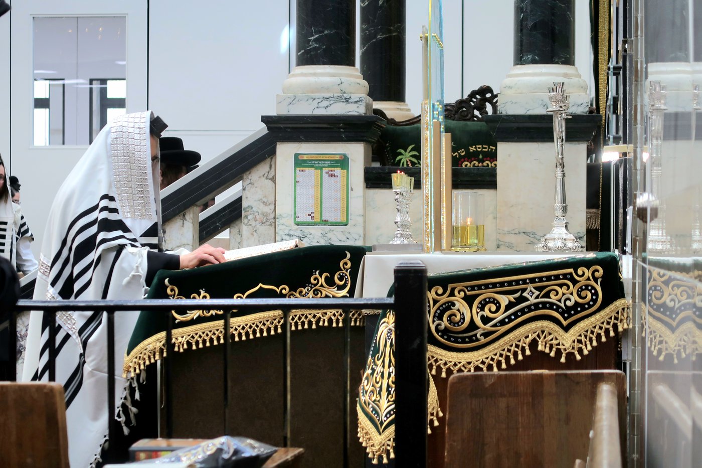 האדמו"ר מסאטמר בתפילת שחרית ולחיים ביומא דהילולא