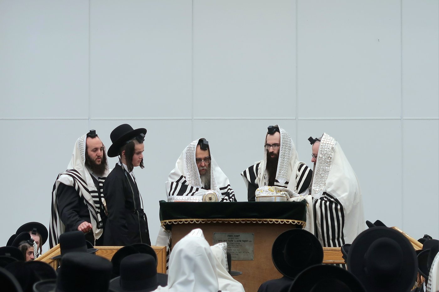 האדמו"ר מסאטמר בתפילת שחרית ולחיים ביומא דהילולא