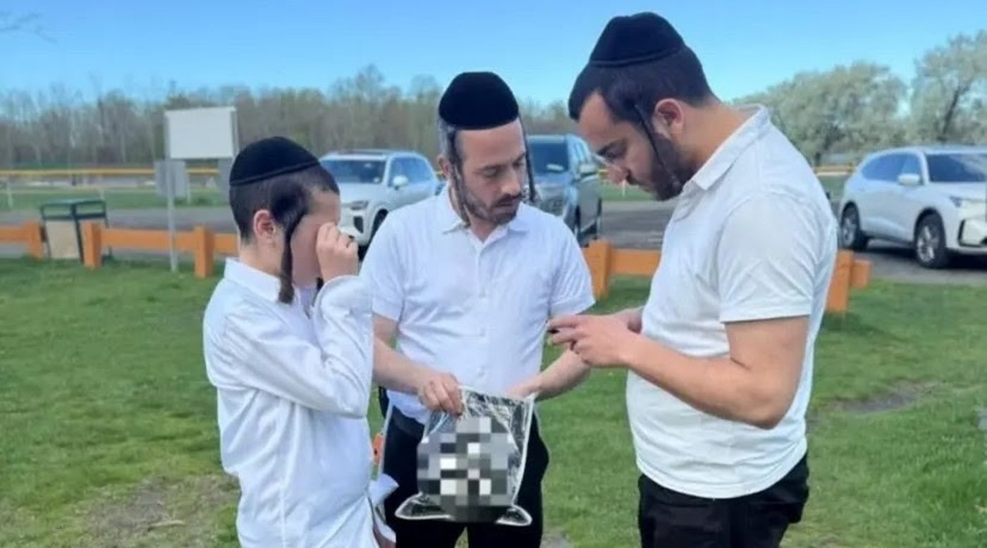 החברים מחזירים את התפילין לבחור