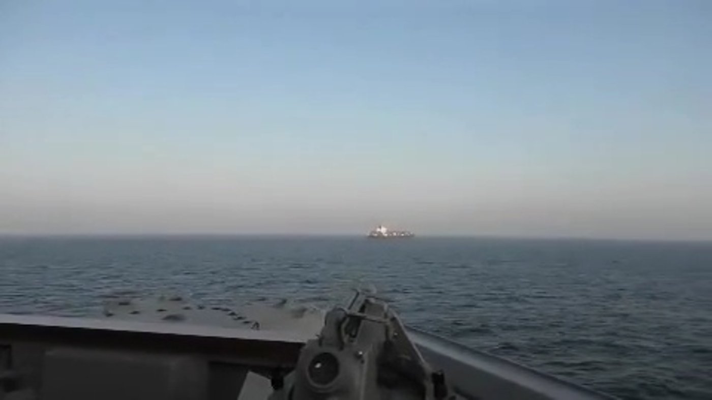 "נעצור אתכם בכוח": תיעוד דרמטי מהמצור הימי על איראן