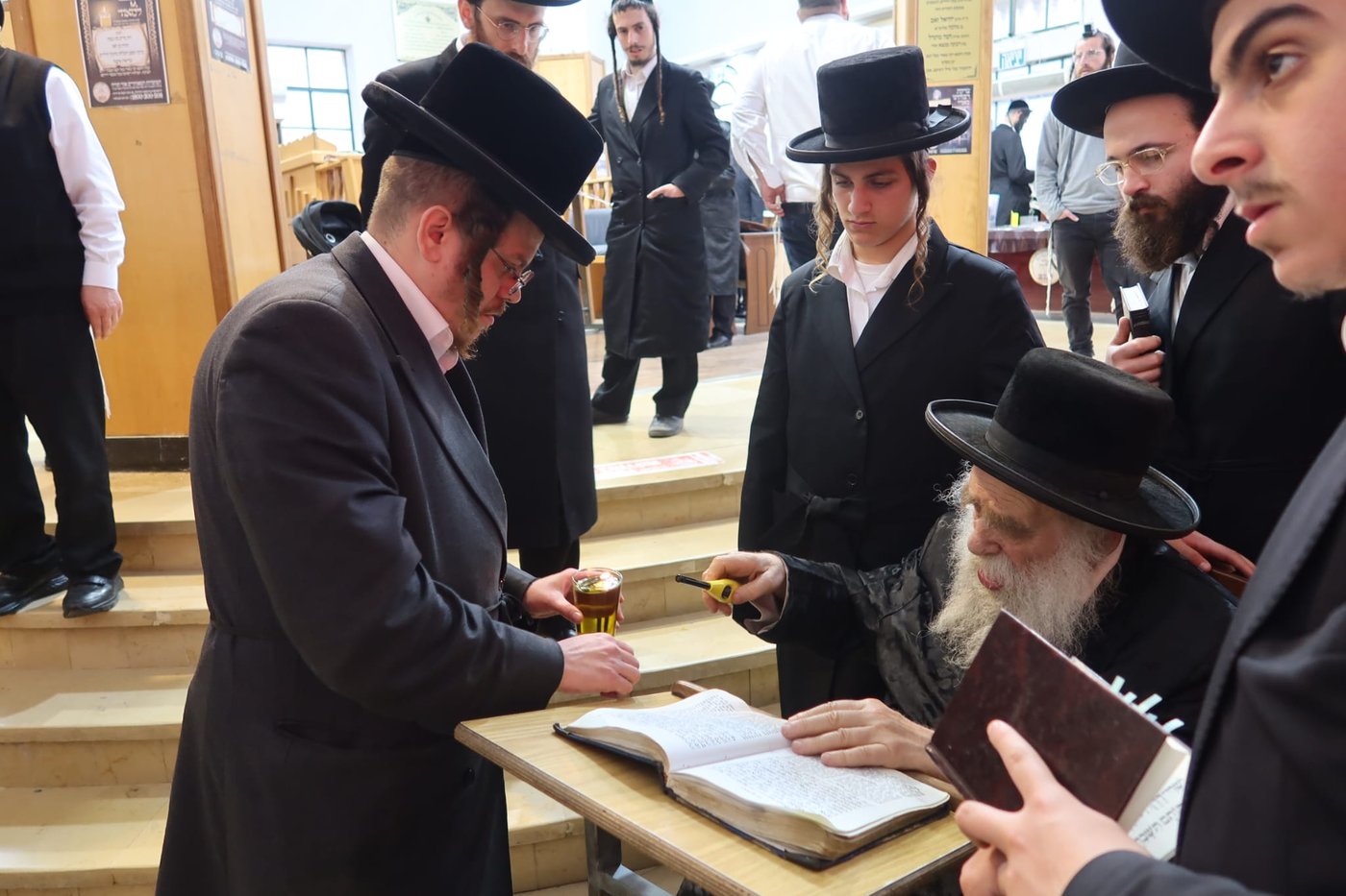 גאב"ד מאקאווא בתפילה בציון רבי מאיר בעל הנס בטבריה