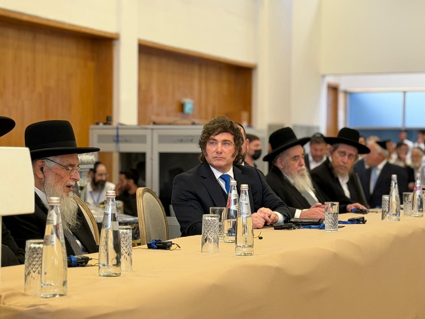 נופף לבחורים והתקבל בטקס נדיר: נשיא ארגנטינה בישיבת חברון