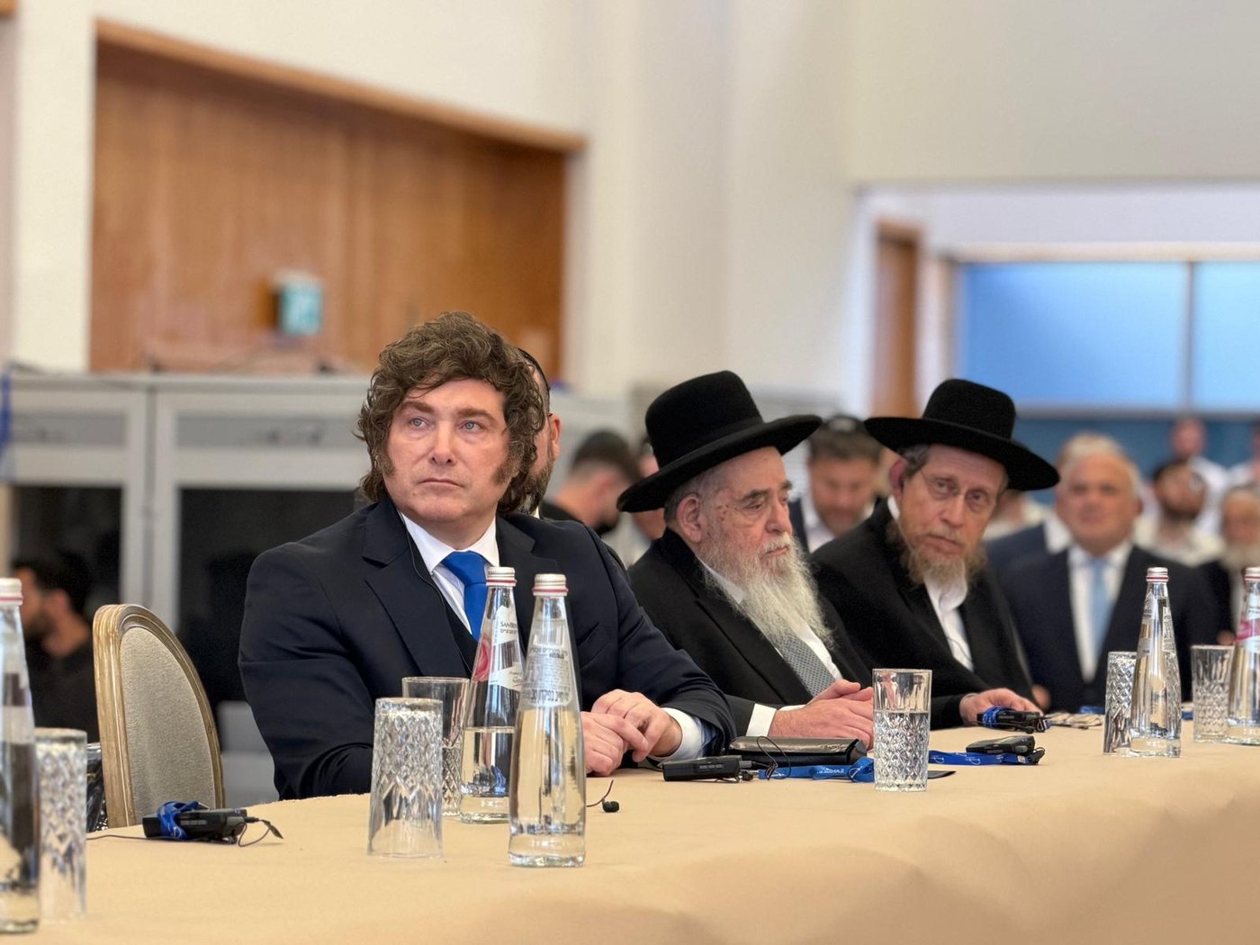 נופף לבחורים והתקבל בטקס נדיר: נשיא ארגנטינה בישיבת חברון