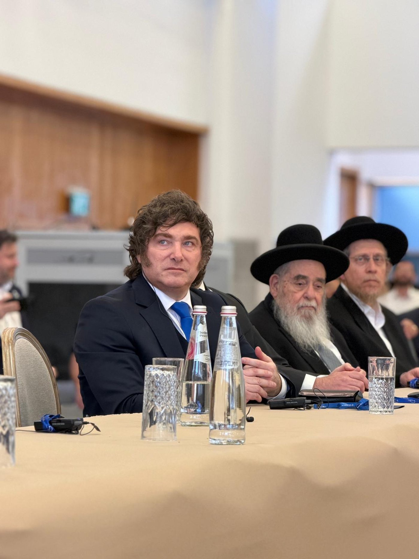 נופף לבחורים והתקבל בטקס נדיר: נשיא ארגנטינה בישיבת חברון