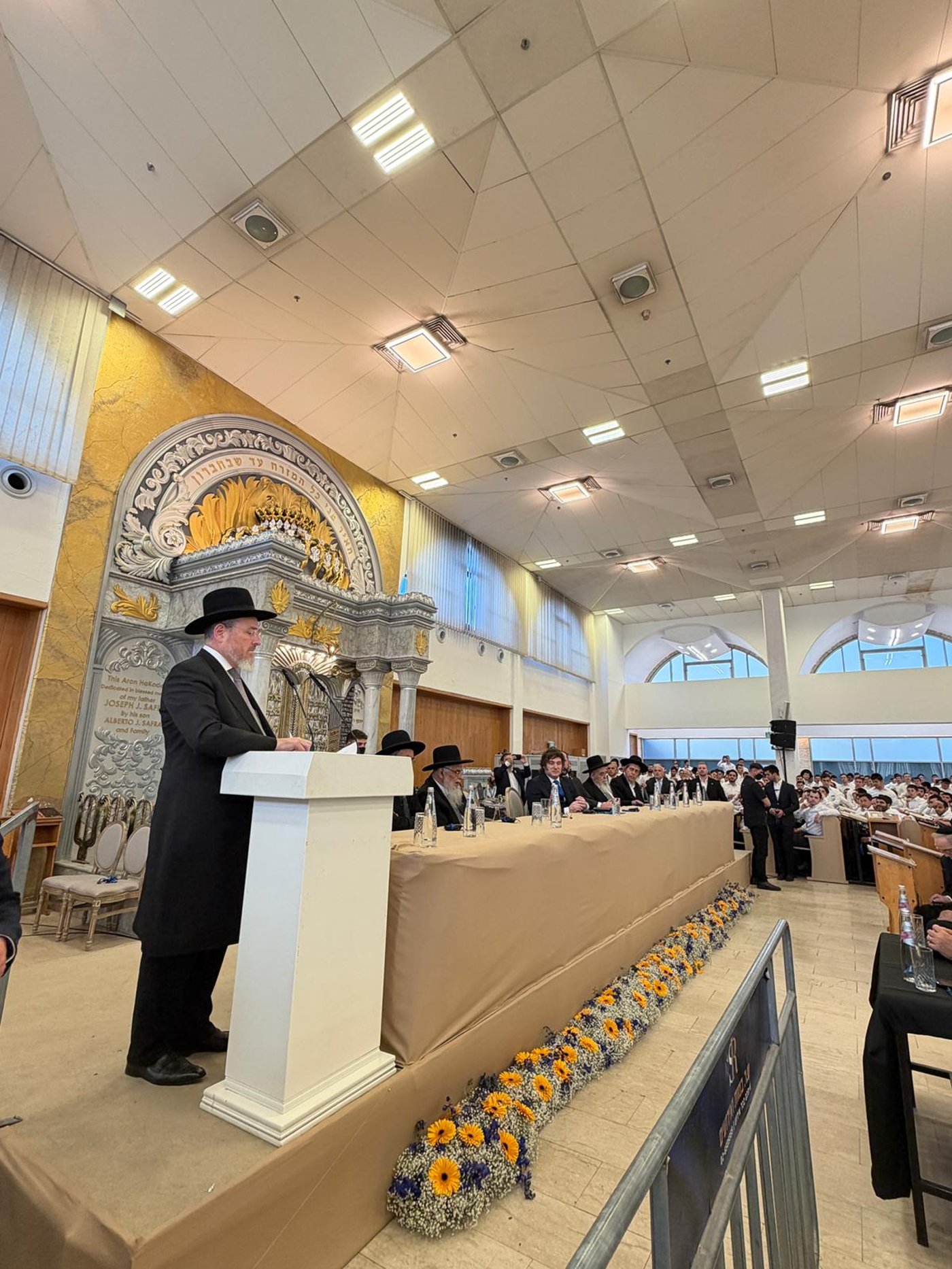 נופף לבחורים והתקבל בטקס נדיר: נשיא ארגנטינה בישיבת חברון