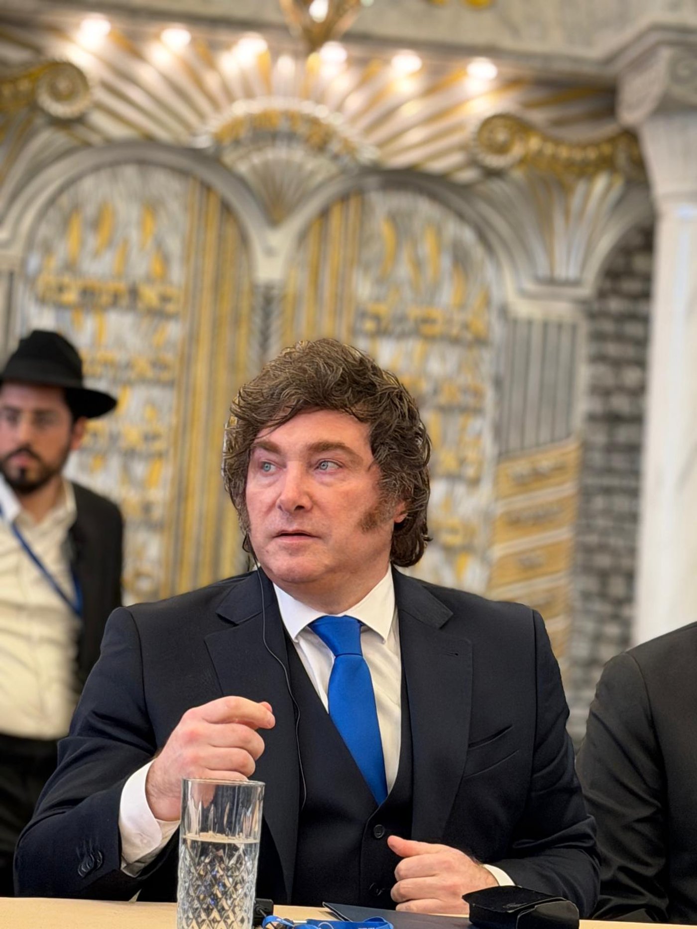 נופף לבחורים והתקבל בטקס נדיר: נשיא ארגנטינה בישיבת חברון