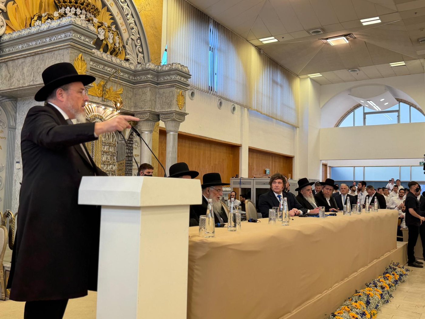 נופף לבחורים והתקבל בטקס נדיר: נשיא ארגנטינה בישיבת חברון