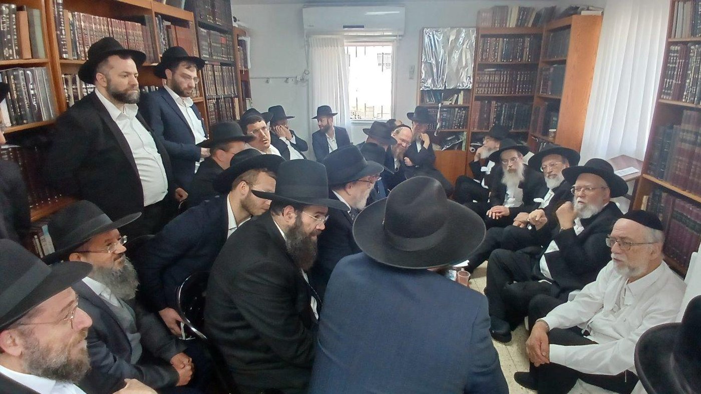 ניחום אבלים בבית אצל בני הגאון רבי אברהם אלטמן זצ''ל