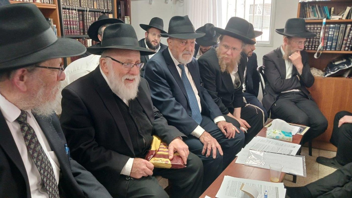 ניחום אבלים בבית אצל בני הגאון רבי אברהם אלטמן זצ''ל