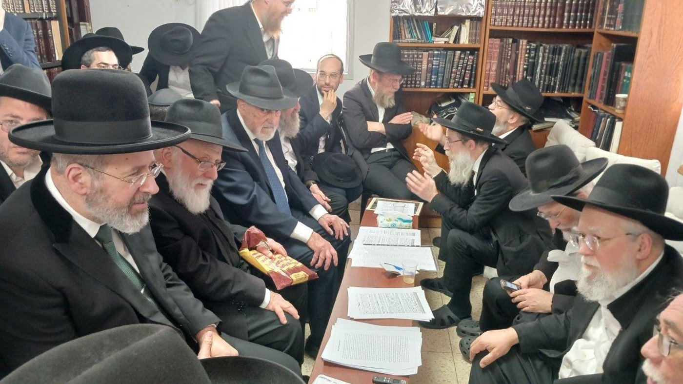 ניחום אבלים בבית אצל בני הגאון רבי אברהם אלטמן זצ''ל