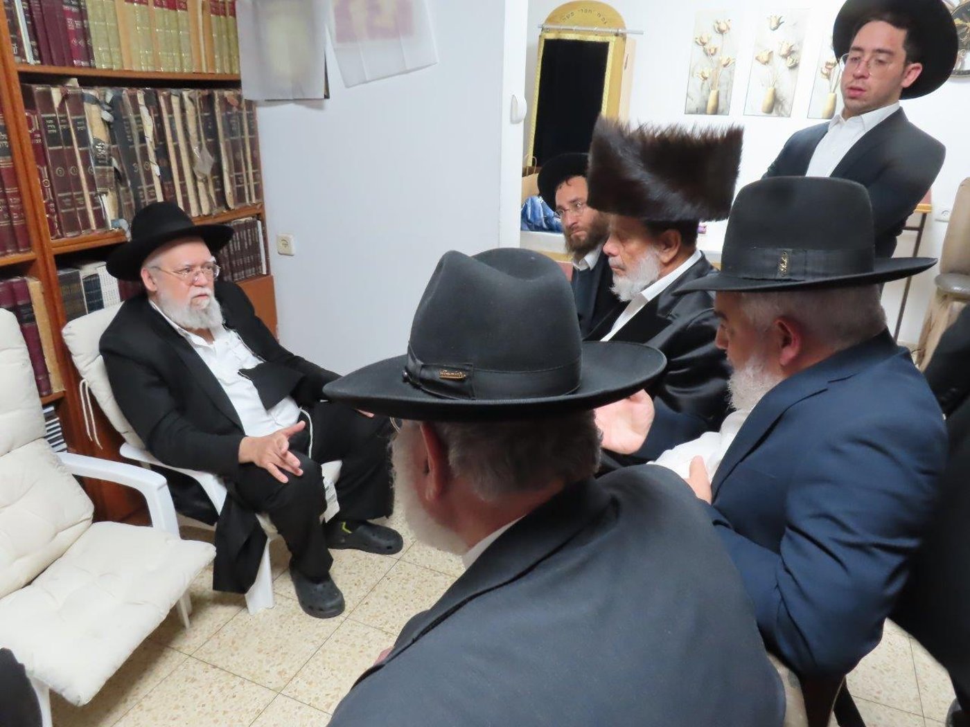 ניחום אבלים בבית אצל בני הגאון רבי אברהם אלטמן זצ''ל