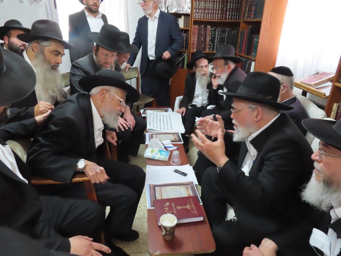 ניחום אבלים בבית אצל בני הגאון רבי אברהם אלטמן זצ''ל