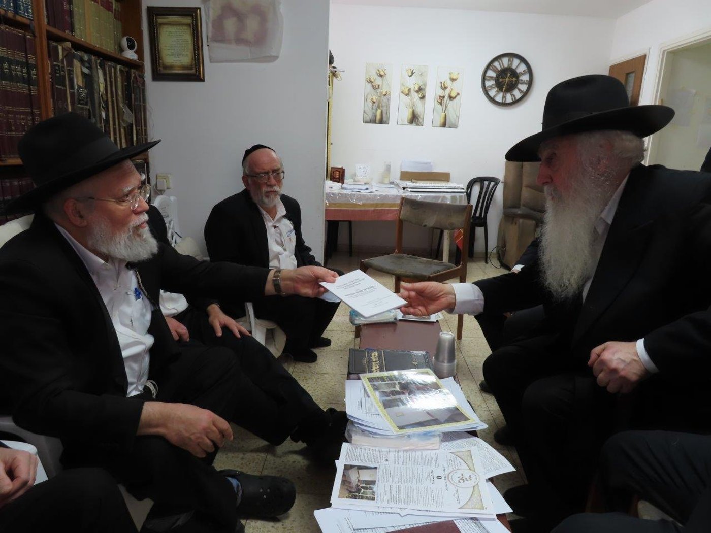 ניחום אבלים בבית אצל בני הגאון רבי אברהם אלטמן זצ''ל