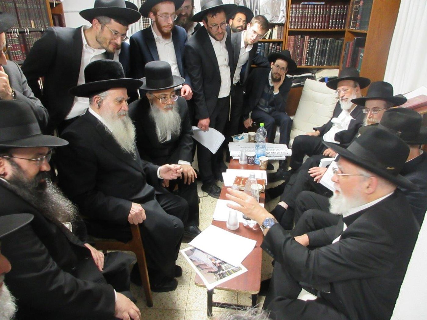 ניחום אבלים בבית אצל בני הגאון רבי אברהם אלטמן זצ''ל