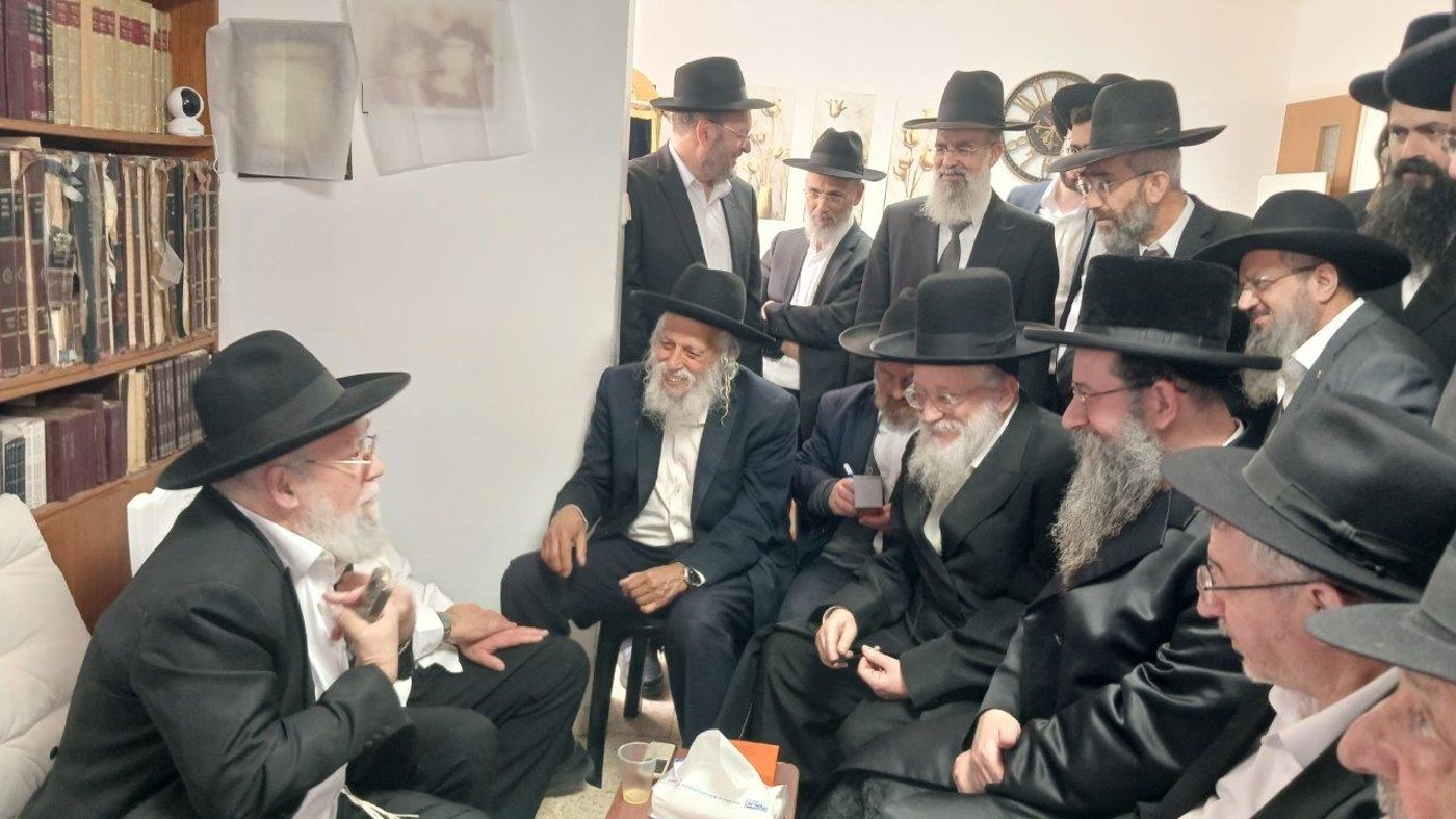 ניחום אבלים בבית אצל בני הגאון רבי אברהם אלטמן זצ''ל