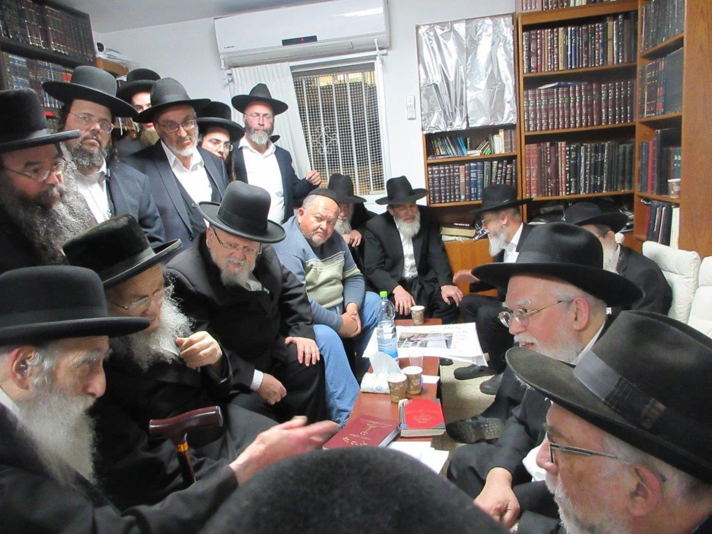 ניחום אבלים בבית אצל בני הגאון רבי אברהם אלטמן זצ''ל