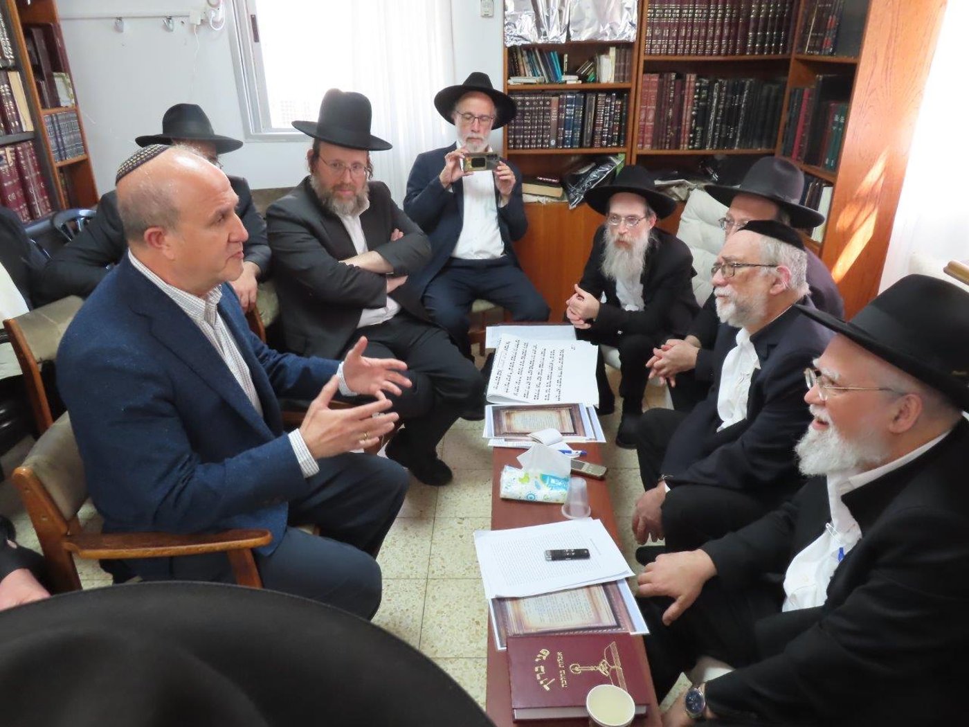 ניחום אבלים בבית אצל בני הגאון רבי אברהם אלטמן זצ''ל