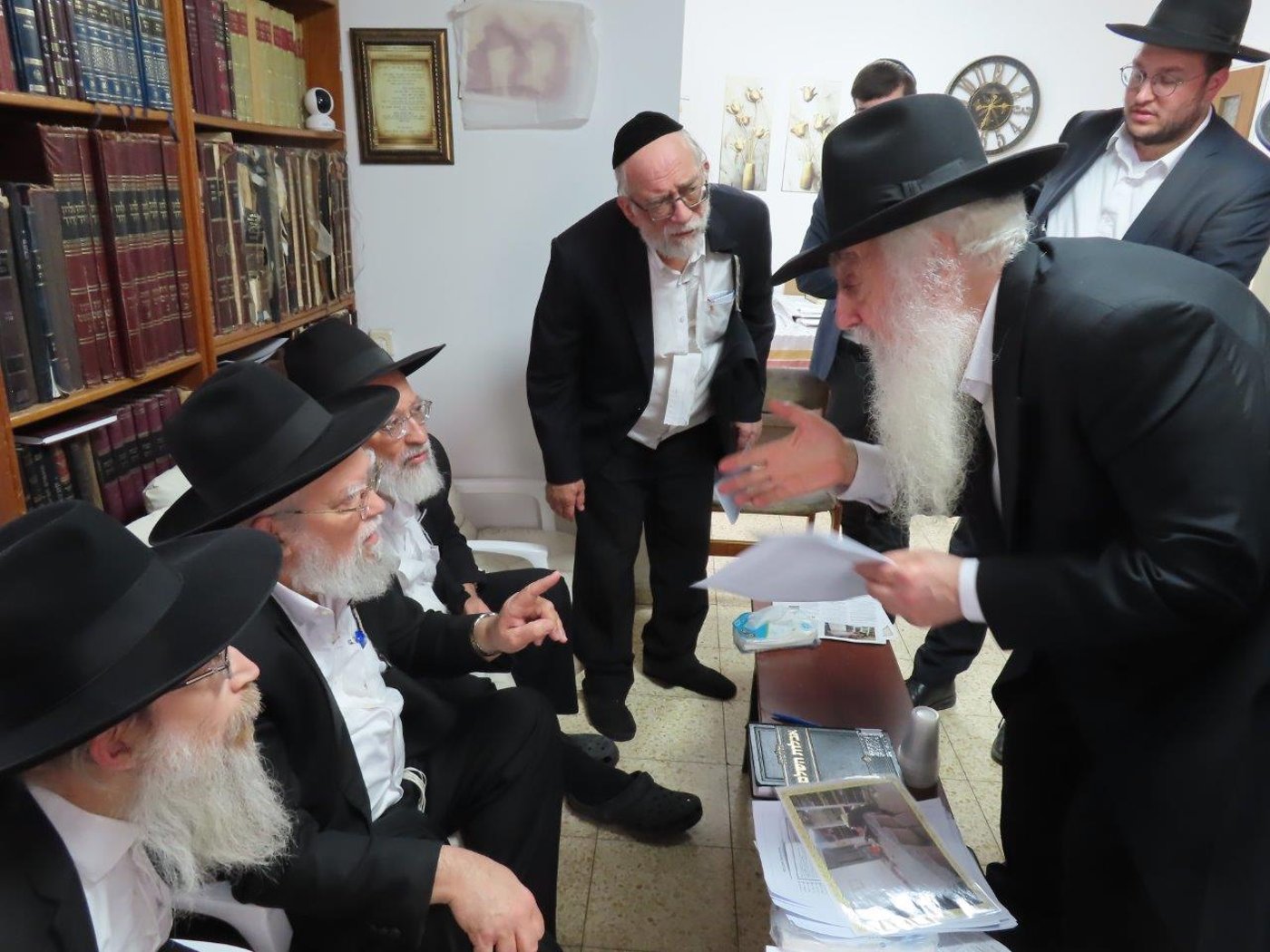 ניחום אבלים בבית אצל בני הגאון רבי אברהם אלטמן זצ''ל