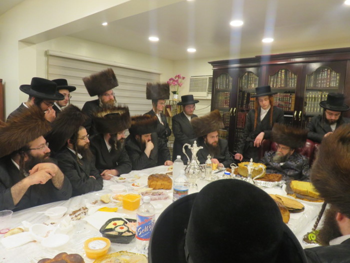 האדמו''ר מקרעטשניף סיגעט ווילאמסבורג במוצ"ש במונורו