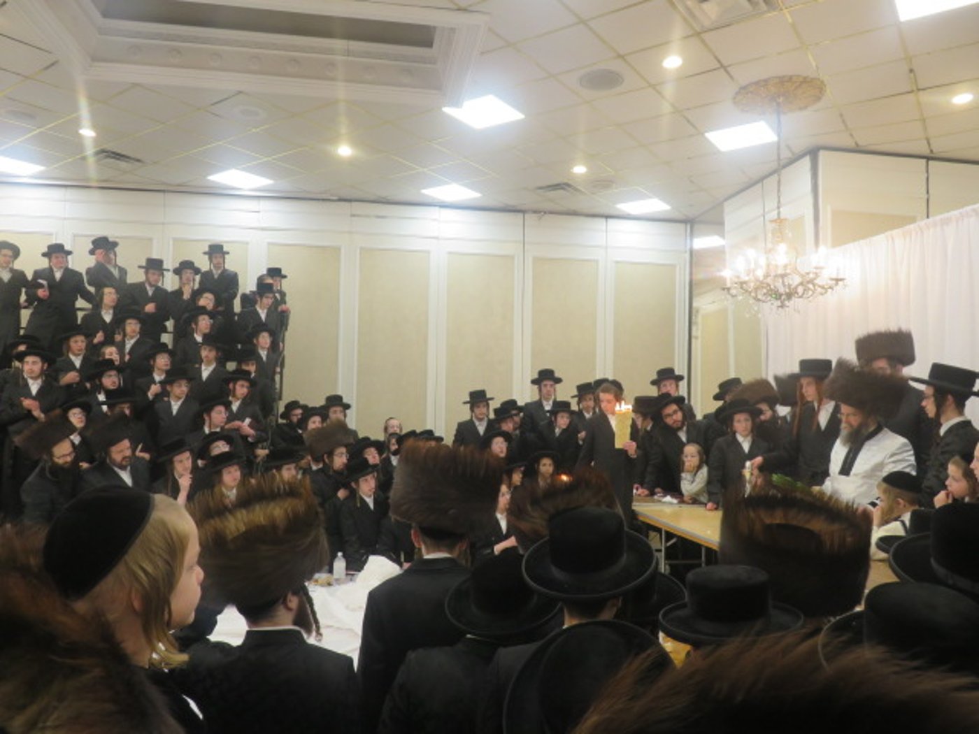 האדמו''ר מקרעטשניף סיגעט ווילאמסבורג במוצ"ש במונורו