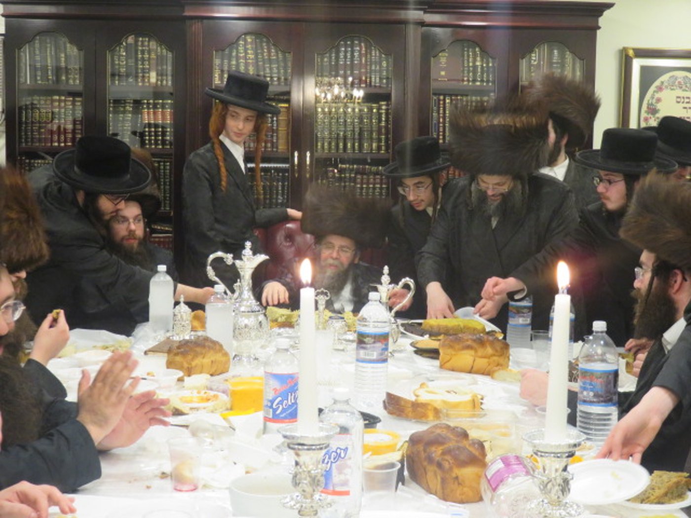 האדמו''ר מקרעטשניף סיגעט ווילאמסבורג במוצ"ש במונורו