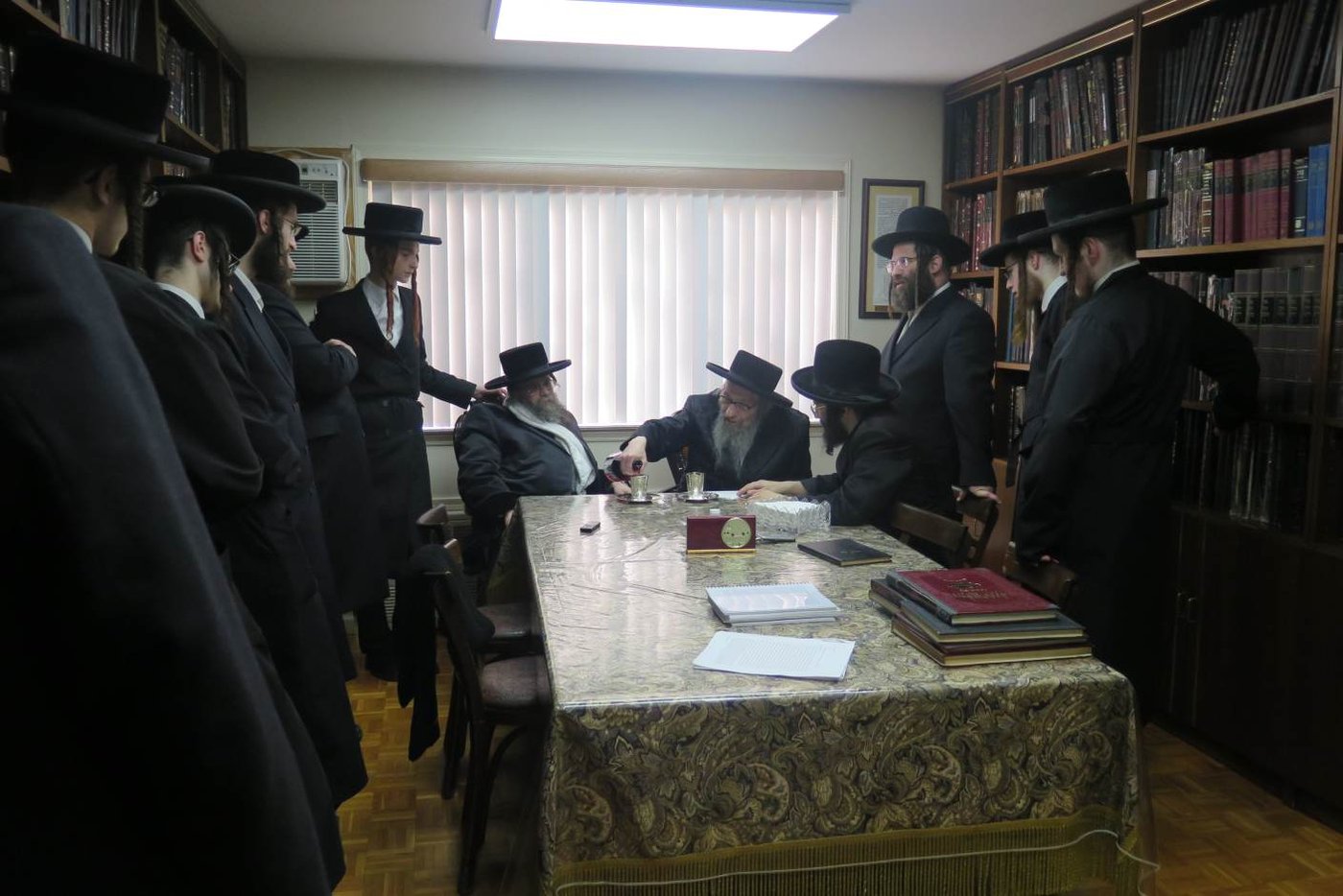 האדמו''ר מקרעטשניף סיגעט בביקור אצל הגר"ג ברקוביץ