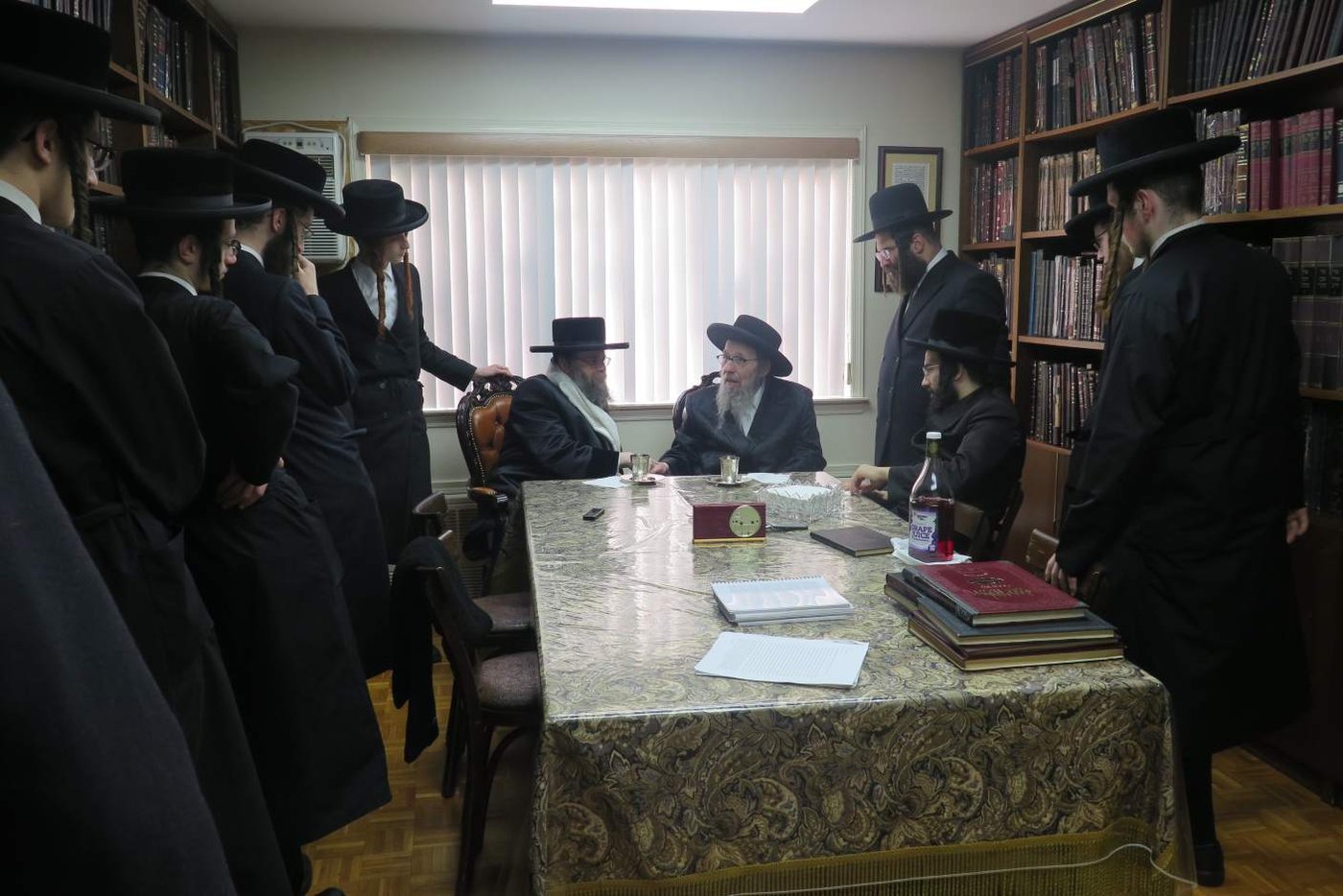 האדמו''ר מקרעטשניף סיגעט בביקור אצל הגר"ג ברקוביץ