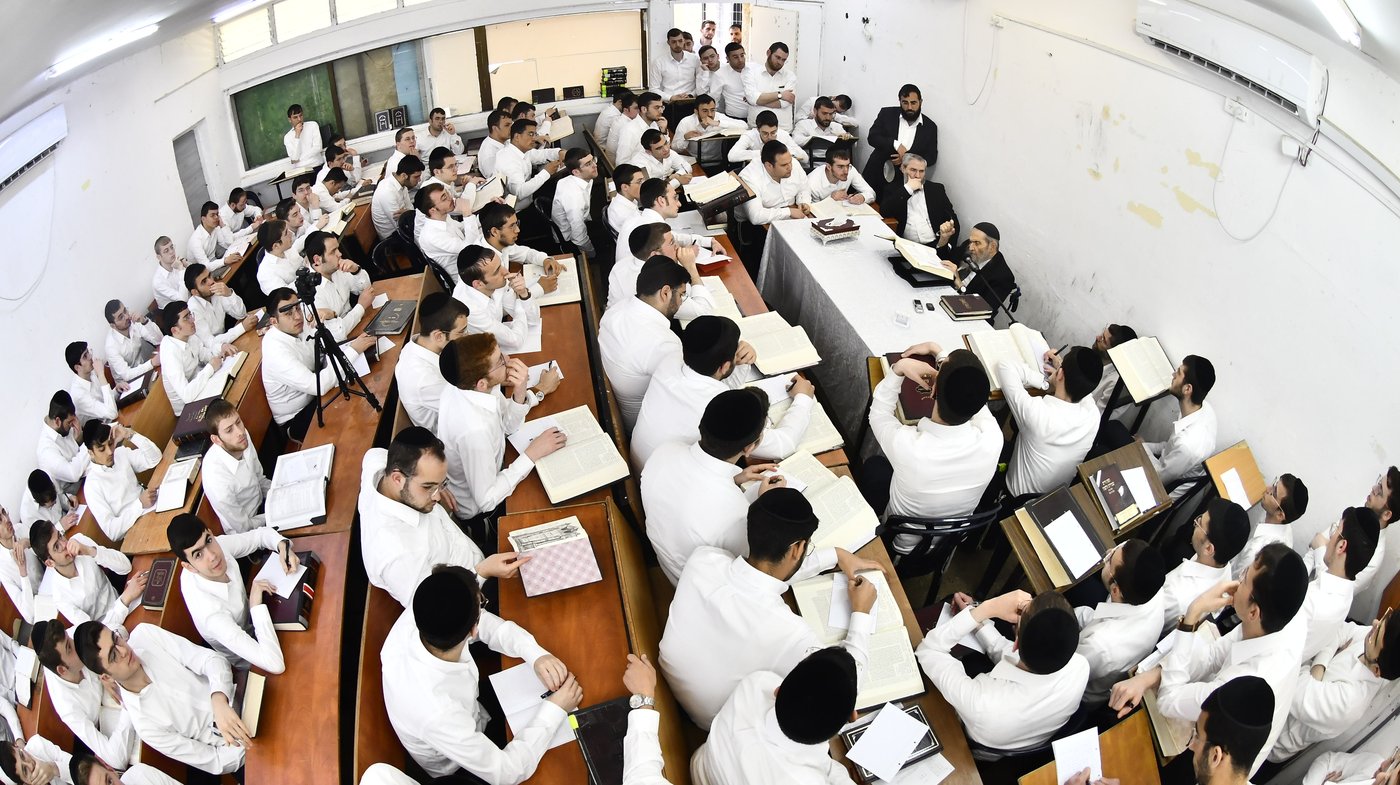 הגאון רבי יצחק הקר בישיבת גרודנא