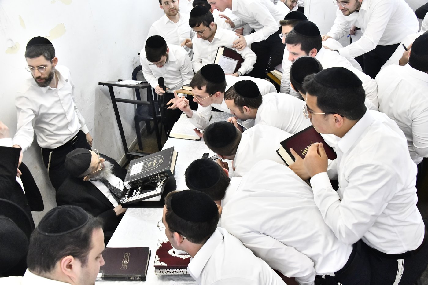 הגאון רבי יצחק הקר בישיבת גרודנא