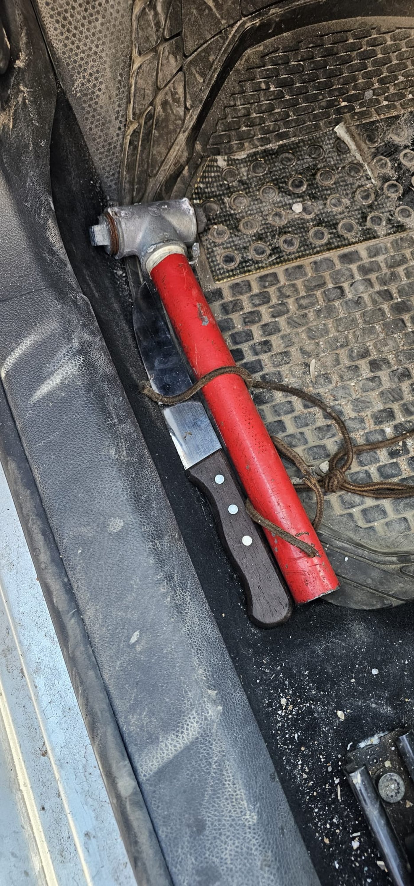 כלי התקיפה שנמצאו ברשותו