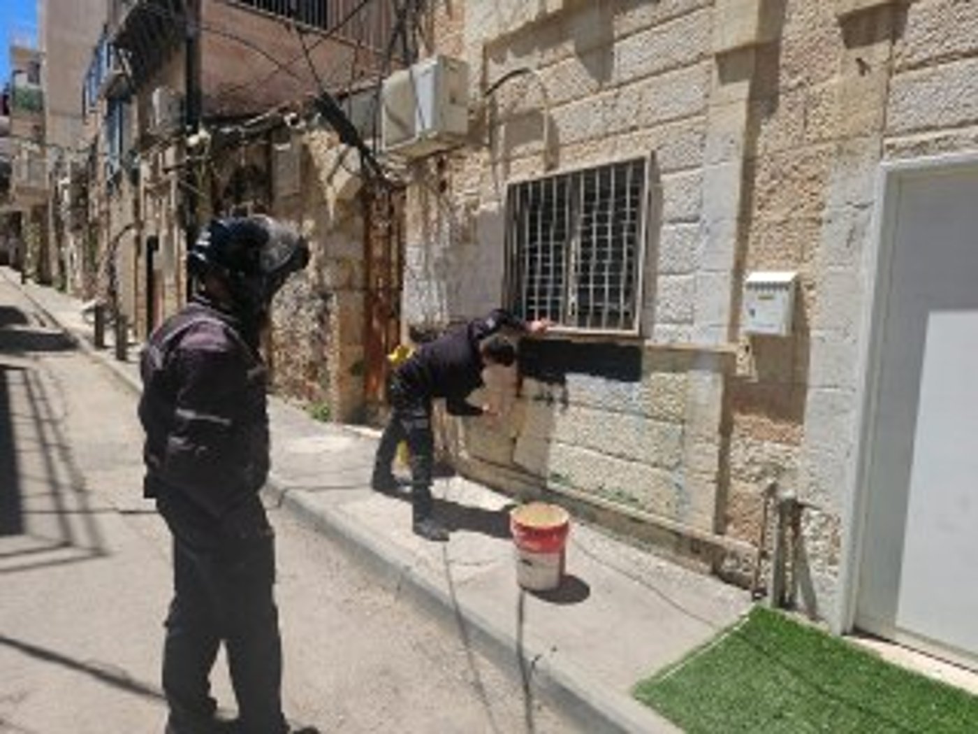 שוטרים מסירים גרפיטי במאה שערים