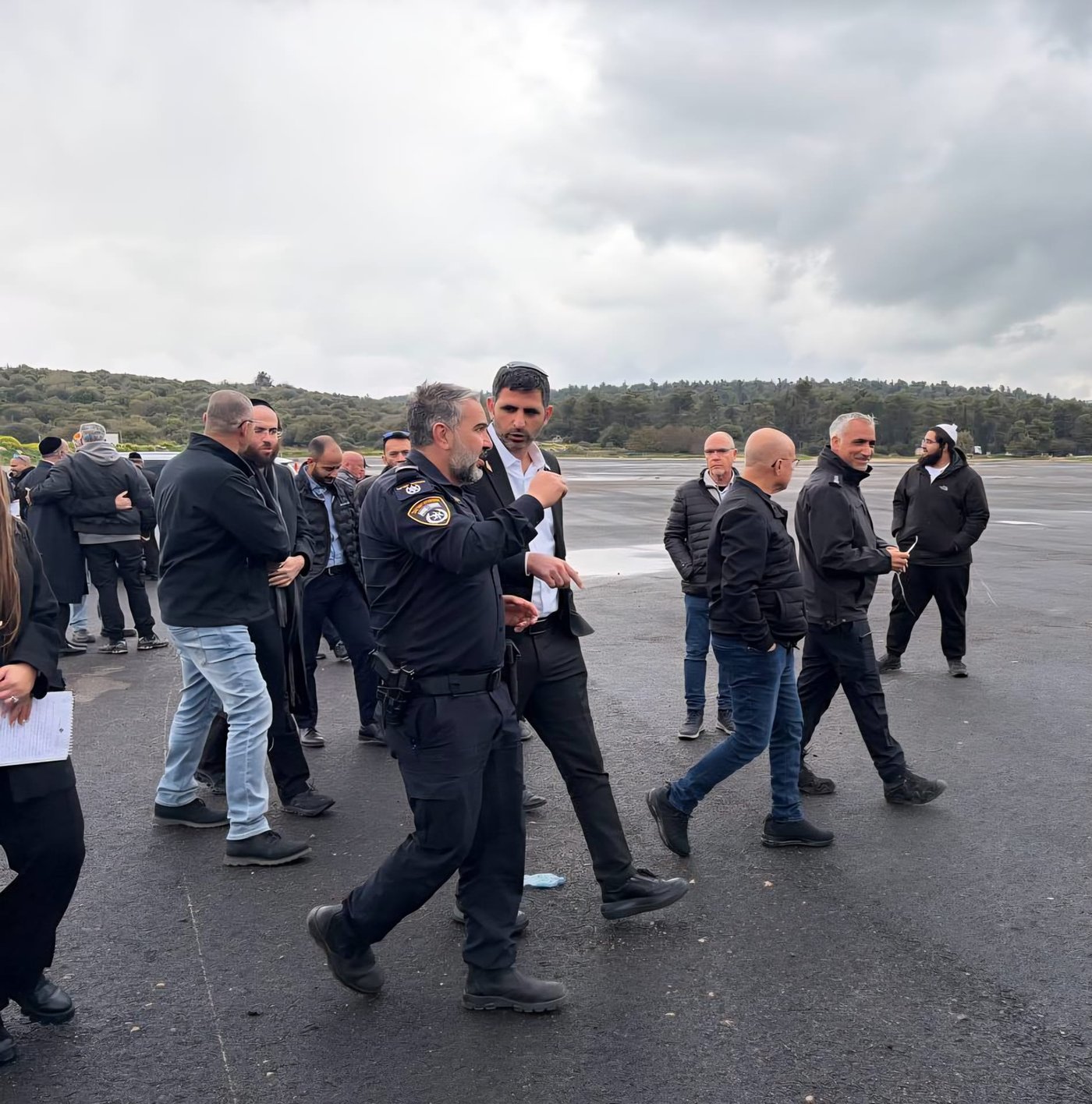 השר שלמה קרעי בהיערכות להילולה במירון 