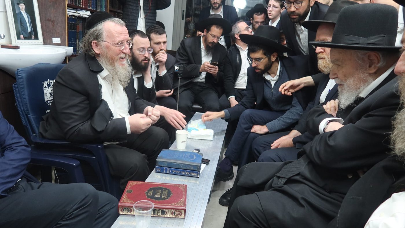 הגרמ"ה הירש בניחום אבלים