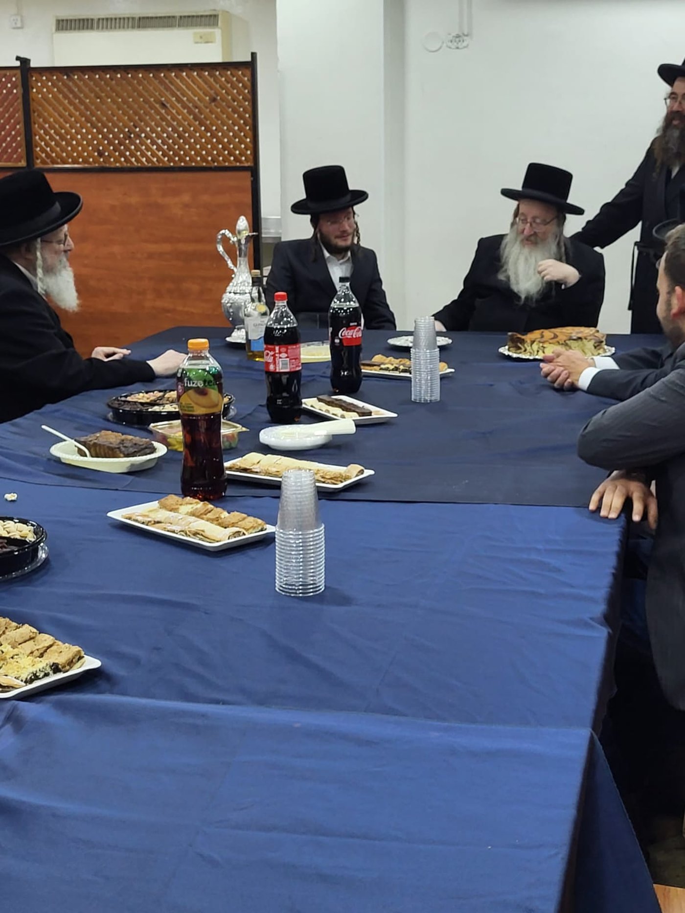 מסיבת הלחיים במעונו של האדמו"ר מביאלה