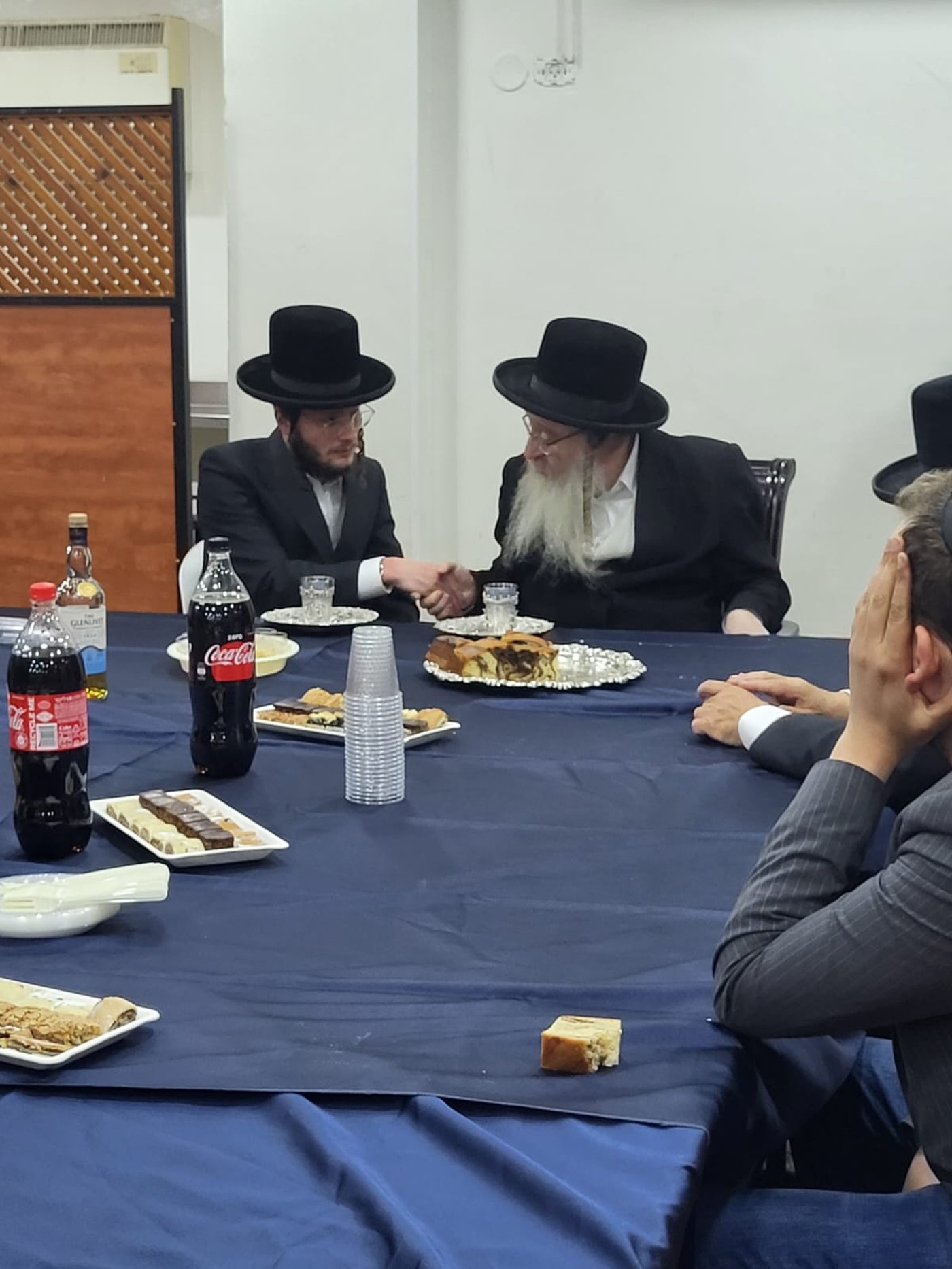 מסיבת הלחיים במעונו של האדמו"ר מביאלה