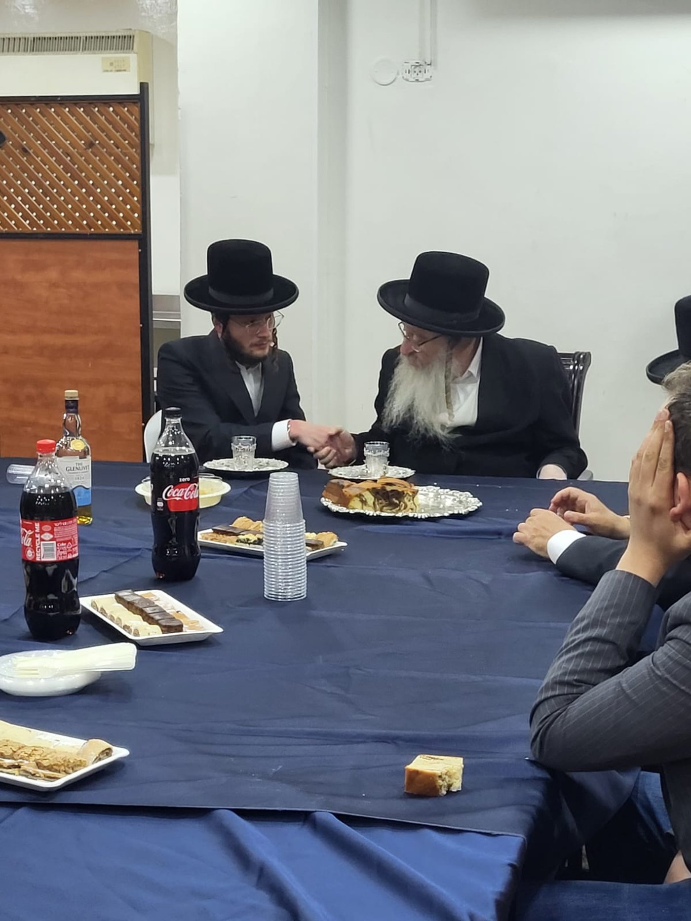 מסיבת הלחיים במעונו של האדמו"ר מביאלה