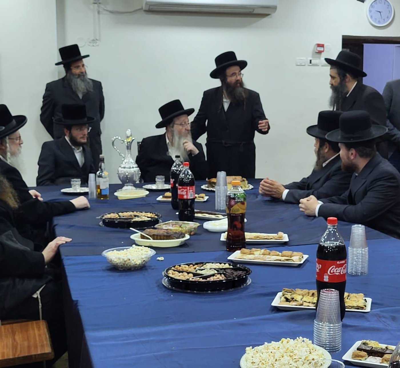 מסיבת הלחיים במעונו של האדמו"ר מביאלה