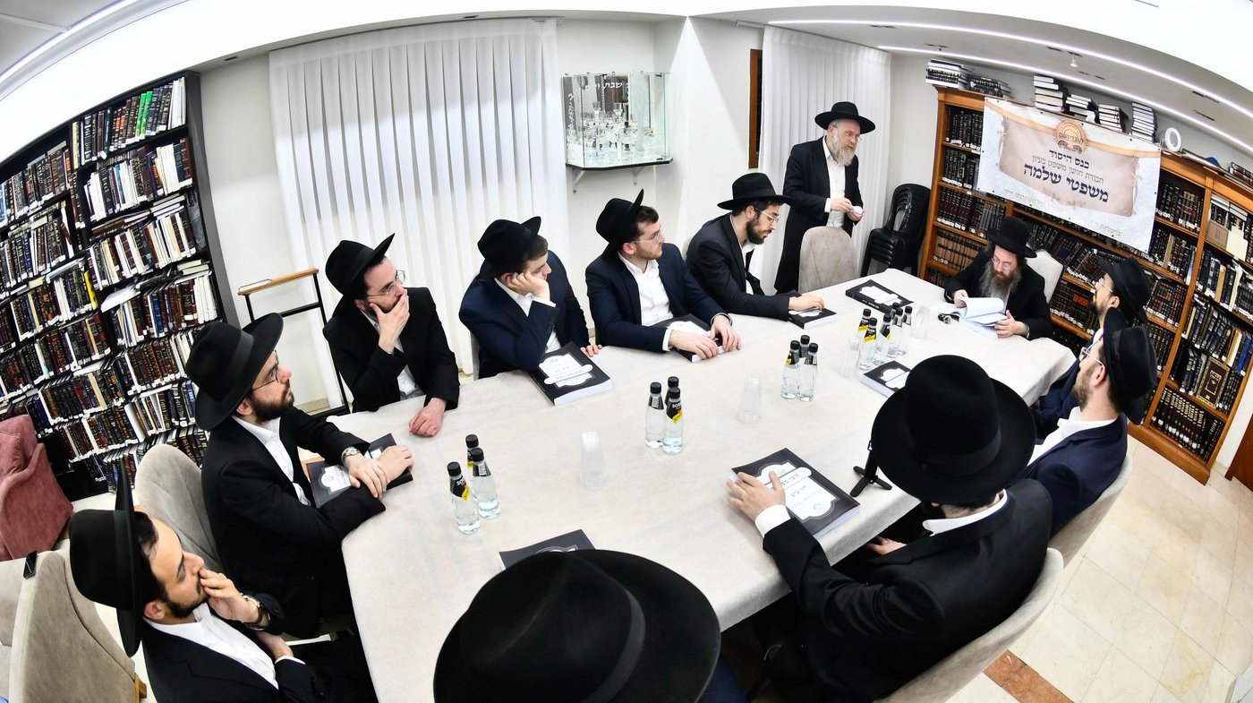 הכינוס במעונו של הגר"ע פריד